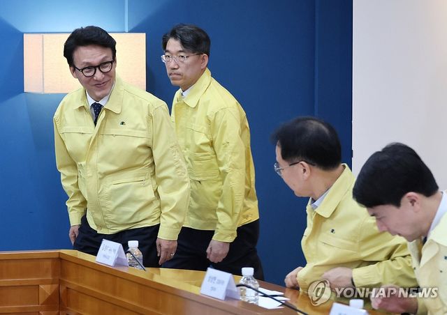 재외국민 보호 점검회의 참석하는 김민석 국무총리