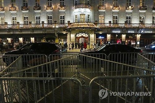 보안이 강화된 노르웨이 그랜드 호텔 주변