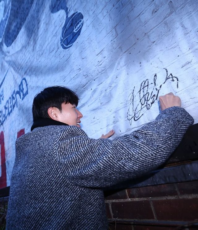 벽화에 서명을 남기는 손흥민