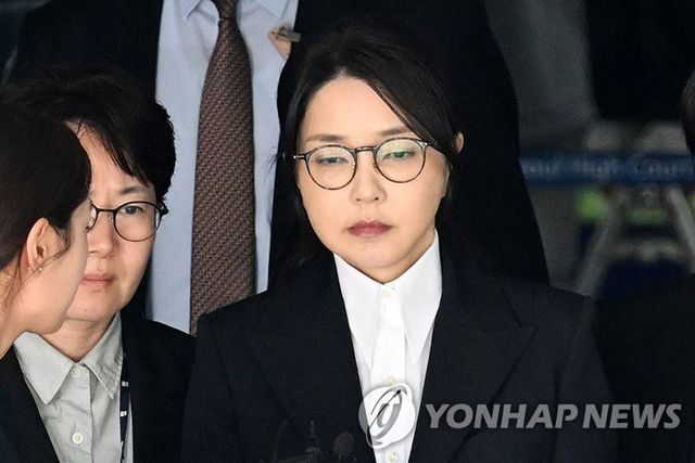 법원 나서는 김건희