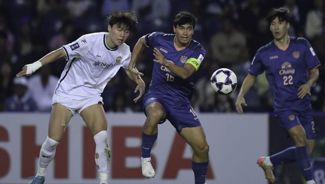 강원FC와 부리람 유나이티드의 경기 장면