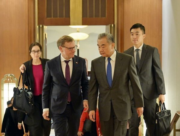 8일 베이징에서 만난 요한 바데풀 독일 외무장관과 왕이 중국 외교부장