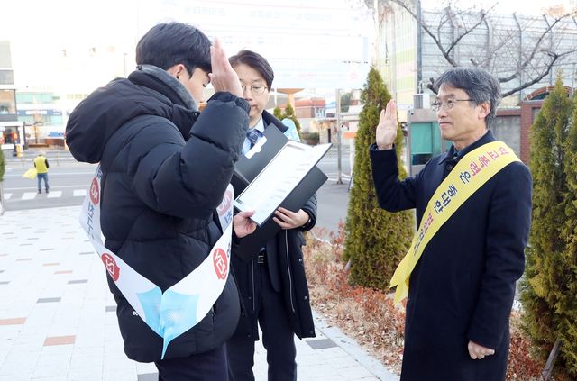 학교폭력 예방 활동 나선 천창수(오늘쪽) 울산교육감