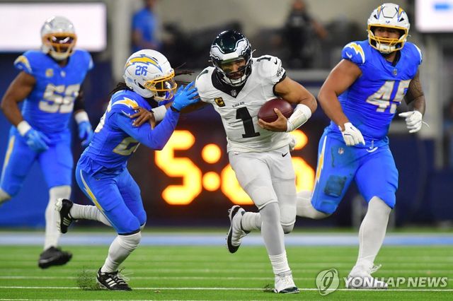 상대 수비를 뚫고 달리는 필라델피아 쿼터백 제일런 허츠