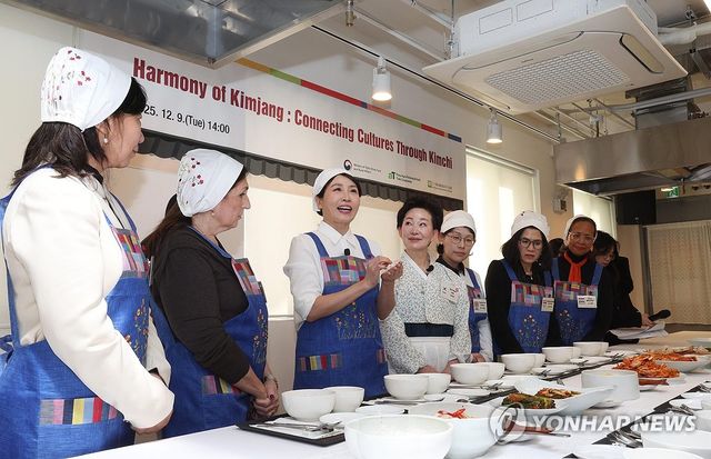 김혜경 여사, 주한대사 배우자 초청 김장행사 참석