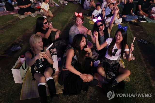 케데헌 '골든' 떼창하는 관광객들