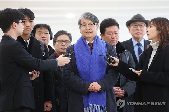 답변하는 최재영 목사