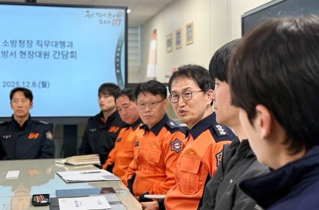 김승룡 소방청장 직무대행이 지난 8일 서울 영등포소방서를 방문해 구급대원 등 현장대원을 격려하고 현장 활동 애로사항을 듣고 있다. [소방청 제공]