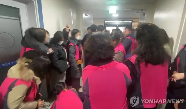 대전교육청 직원들 식당 가로막은 비정규직 노조원들