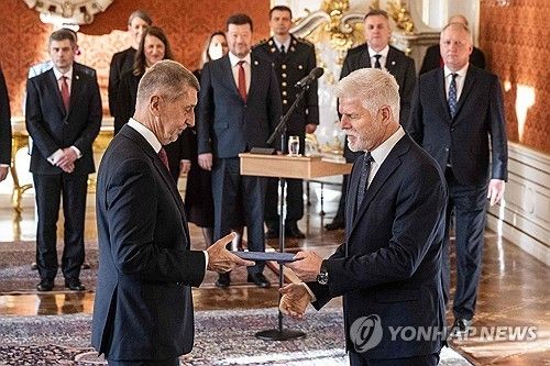 9일 프라하에서 페트르 파벨 대통령(오른쪽)에게서 임명장을 받는 안드레이 바비시 총리 [AFP 연합뉴스 자료사진. 재판매 및 DB 금지] 