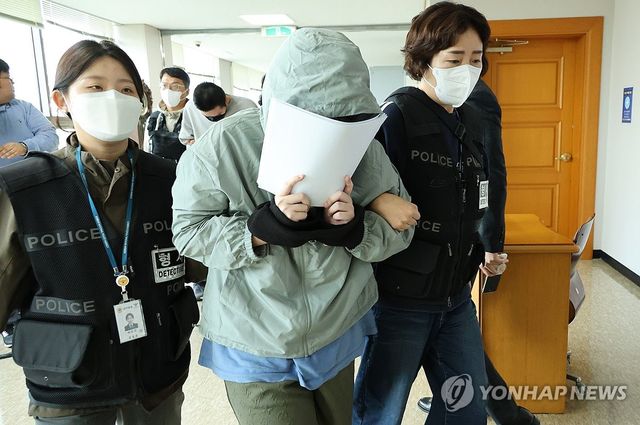 얼굴 가리는 캄보디아 송환 피의자