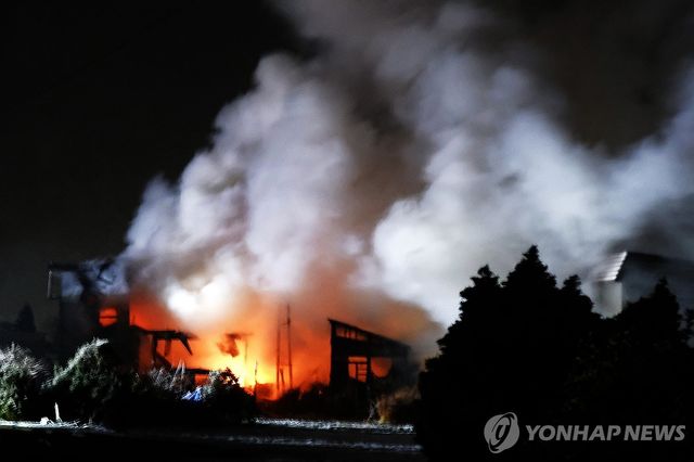 아오모리현 강진으로 화재 발생한 주택