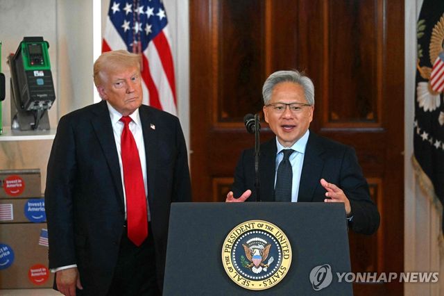 트럼프 미국 대통령(왼쪽)과 젠슨 황 엔비디아 최고경영자(CEO)
