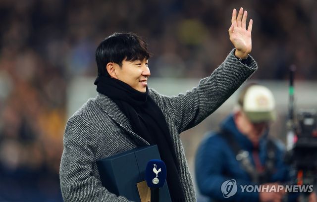 토트넘 홈팬들에게 작별인사를 전하는 손흥민