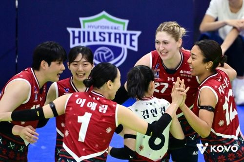 기뻐하는 현대건설 선수들