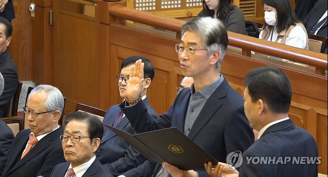 증인선서하는 김봉식 전 서울청장