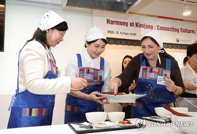 참석자들에게 보쌈 나눠주는 김혜경 여사