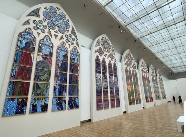 그랑팔레에 전시된 노트르담 대성당 현대식 스테인드글라스 모형