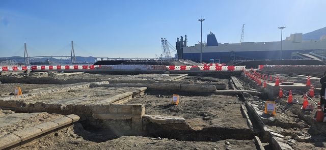 부산항 북항 1부두 땅속서 발견된 100여년 전 철도시설 흔적