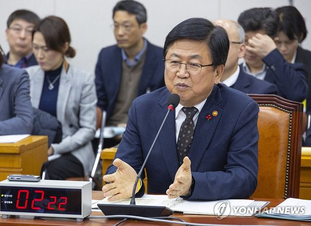 국회 교육위에서 답변하는 최교진 교육부 장관