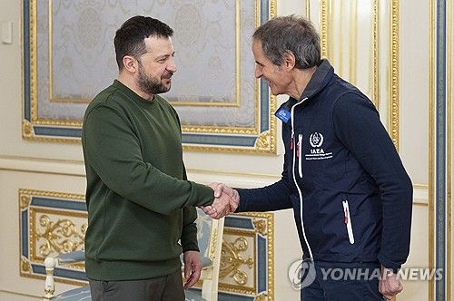 작년 2월 우크라이나를 찾아 볼로디미르 젤렌스키(좌) 대통령을 만난 라파엘 그로시(우) 국제원자력기구 사무총장
