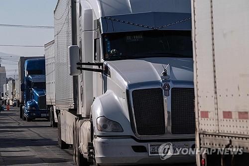 멕시코-미국 국경의 화물트럭