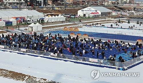 얼지 않아도 낚시하는 부교낚시터 인파