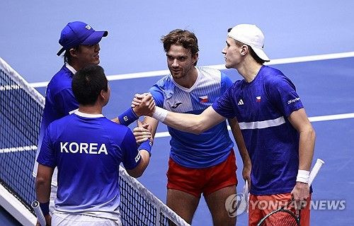 복식 경기를 마친 뒤 악수하는 남지성(왼쪽 모자 쓴 선수)과 정윤성. 