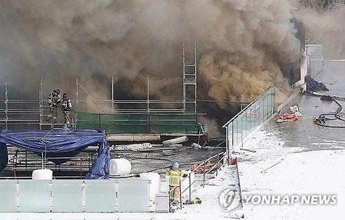 국립한글박물관 화재…옥상 진화 작업 나선 소방관들