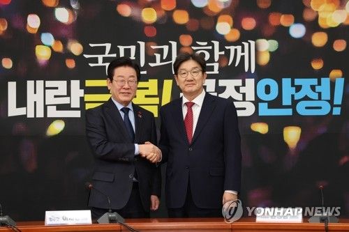 국민의힘 권성동 원내대표(오른쪽)와 더불어민주당 이재명 대표.