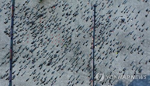 홍천강 꽁꽁축제장 찾은 강태공