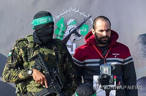 석방되는 이스라엘 인질 야르덴 비바스(오른쪽)