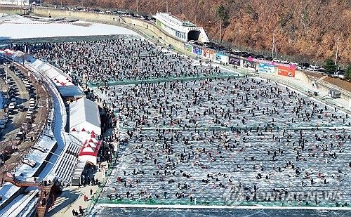화천산천어축제 인파 '북적'