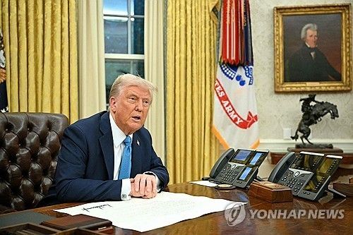 행정명령 서명하는 트럼프 미 대통령