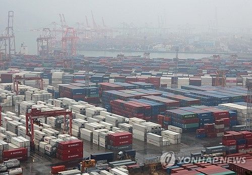 컨테이너 가득한 부산항
