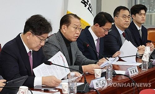 비상대책위원 회의에서 발언하는 권영세 비대위원장