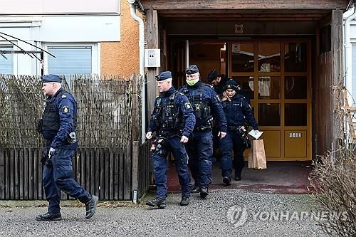 살완 모미카 피살 현장 조사하고 나온 스웨덴 경찰들