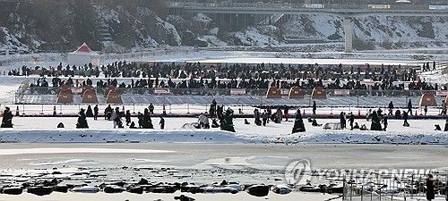 겨울추억 만드는 관광객