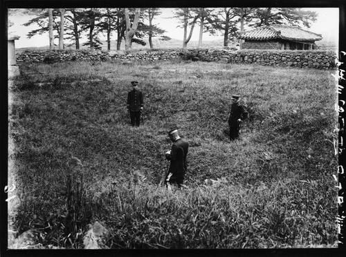 삼성혈 입구를 밟고 선 일본 순사들