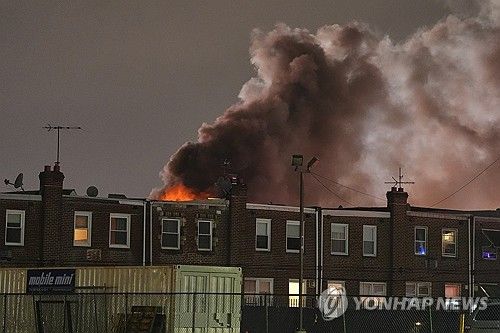 필라델피아 항공기 추락 현장 주변의 연기