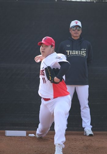 불펜 투구하는 KIA 조상우