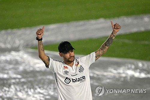 산투스 입단식에서 팬들에게 인사하는 네이마르.