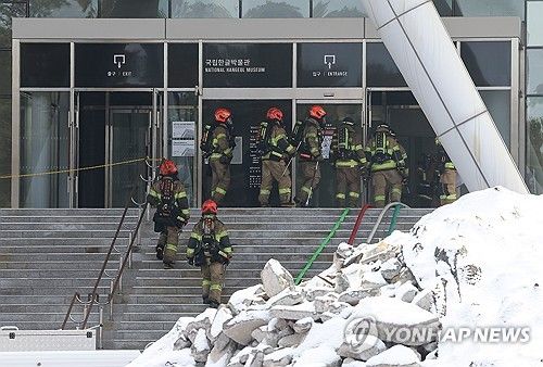국립한글박물관 진입하는 소방대원들
