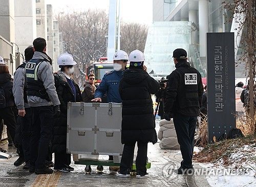 국립한글박물관 화재…수장고에서 이송되는 문화재