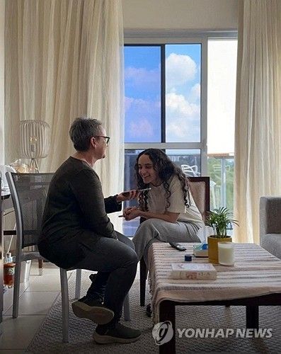 하마스의 인질이 됐다가 풀려나 英총리와 통화하는 에밀리 다마리