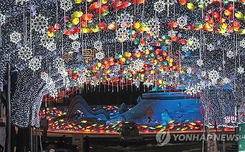 화천산천어축제 서막...불 밝힌 선등거리
