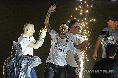 네이마르의 산투스 입단식 모습. 