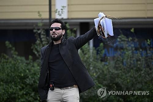 2023년 9월 쿠란 소각 시위하는 살완 모미카