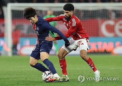 브레스트전에서 공을 모는 PSG 이강인(왼쪽)