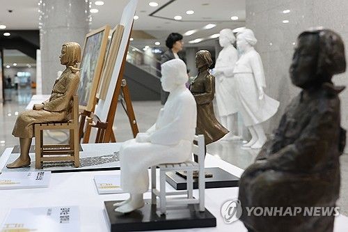 국회에 전시된 소녀상